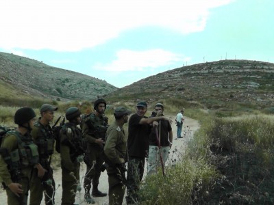 A familiar sight, soldiers and settlers working together. (Photo by ISM)