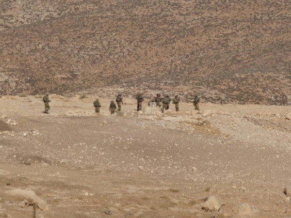 Soldiers near Al-Fakheit primary school (Photo by ISM)