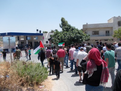 Demonstrators marching along the road towards the spring (Photo by ISM)