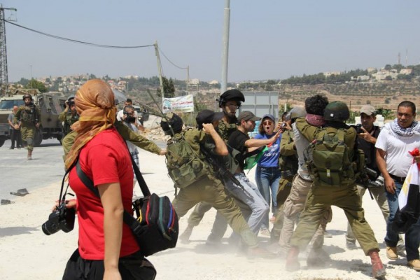 Soldiers violently strangling and arresting protesters (Photo by South West Bank Popular Committee)