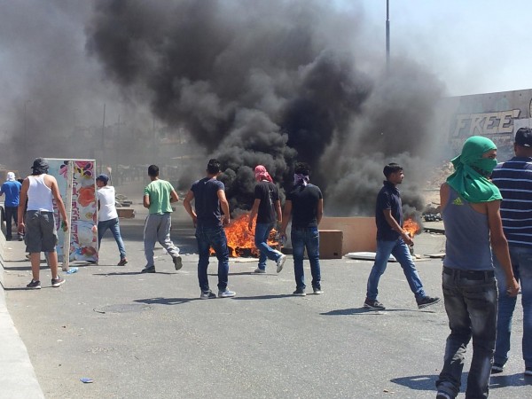 Demonstrators burned tyres at Qalandiya checkpoint (photo by ISM)
