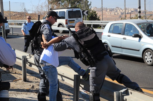 Protester being arrested by Police special unit at Hizma demonstration (Photo by ISM)