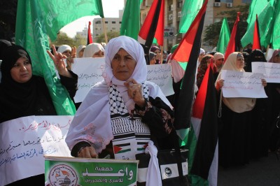 Women rally for Palestinian detainees and martyrs in Gaza. (Photo by Joe Catron)