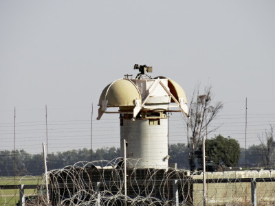 An Israeli control tower by the separation barrier near Khuza'a. (Photo by Silvia Todeschini)
