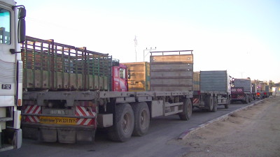 Trucks waiting to go to the Karam Abu Salem crossing to load up with goods which have been transported through Israel to Gaza – Photo taken by Corporate Watch – November 2013