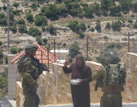 A friend of the family tries to bring food, the soldiers refuse to let her pass (photo by ISM).