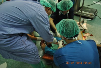 Performing surgery on the floor of the corridor (photo by Gaza Ministry of Health).