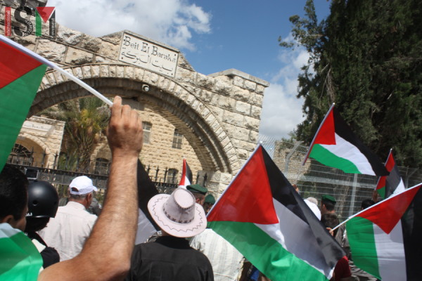 Demonstrators in front of Beit El Baraka 