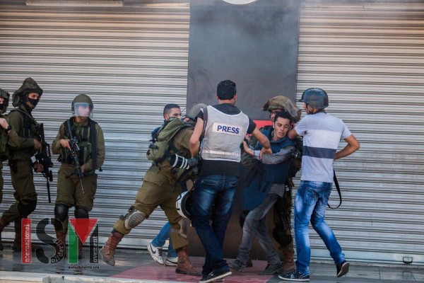 Israeli soldiers abusing Palestinian press