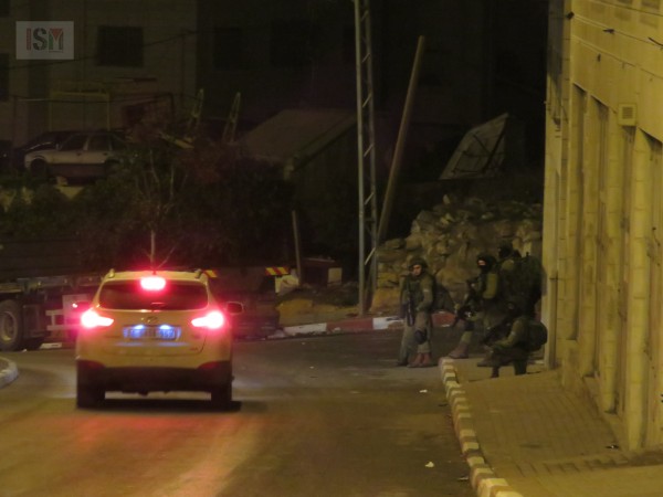 Israeli forces take over streets of Wadi Al-Hurriya, stop and search cars