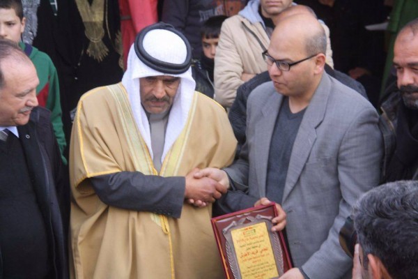 Fareed al-Atrash receiving a plaque