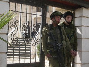 Soldiers occupy Palestinian homes