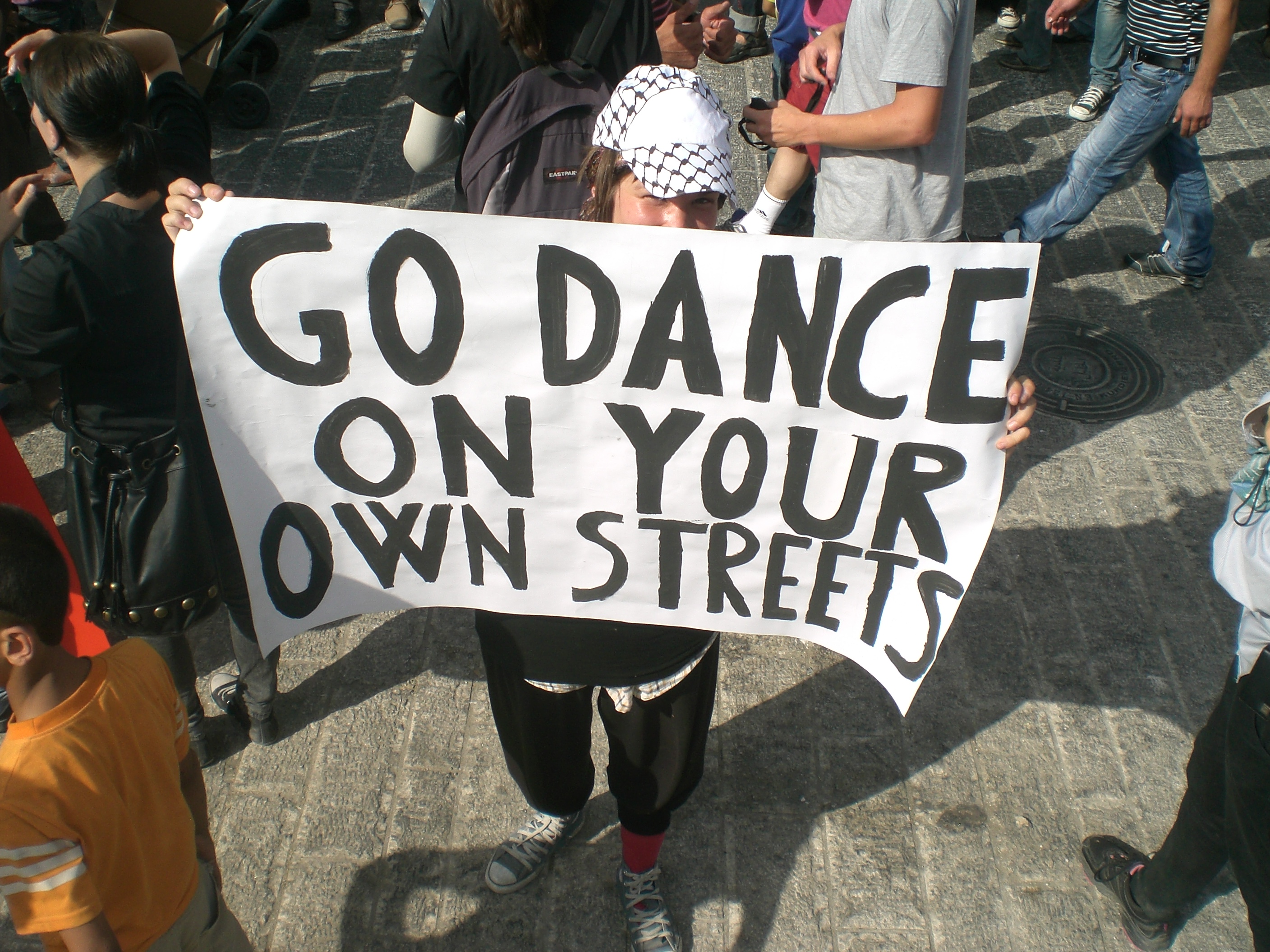 Hebron ‘dance protest’ against Israeli soldiers and settlers