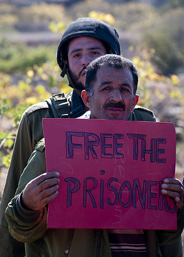 Beit Ummar: Settlers throw stones from behind military tear gas