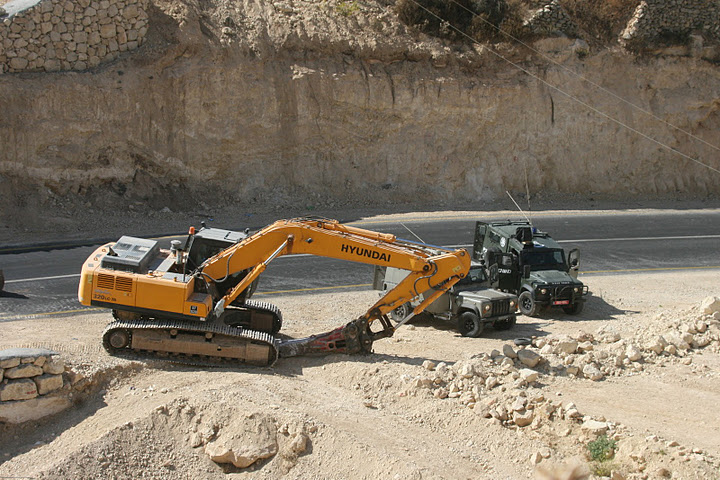 Beit Kahlil: Tear gas flies as Israel demolishes home