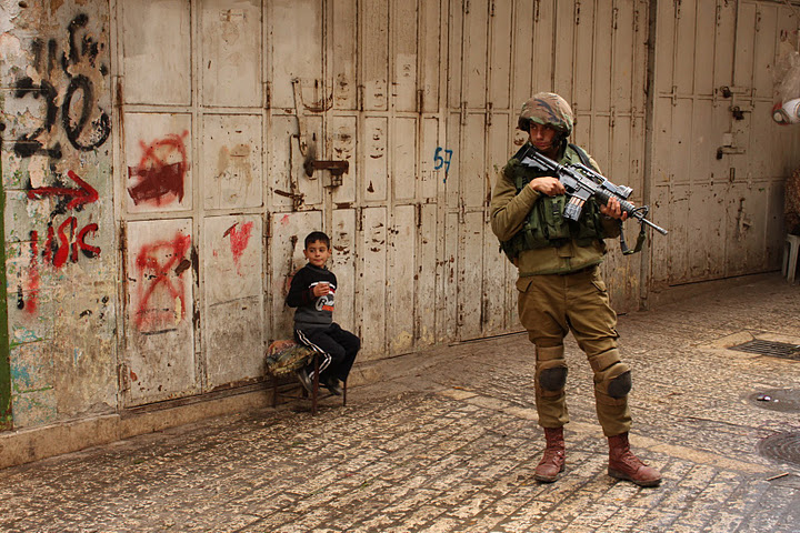 Hebron: Zionist paraders harass Palestinians, 7 internationals detained