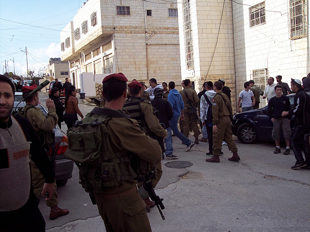 Settlers and military jump pedestrians in Tel Rumeida