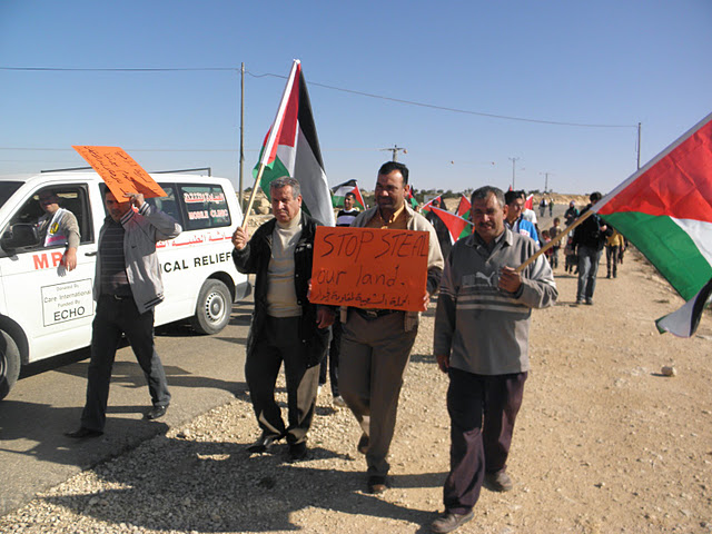 Susiya continues to pave the road despite Israeli settlement activity