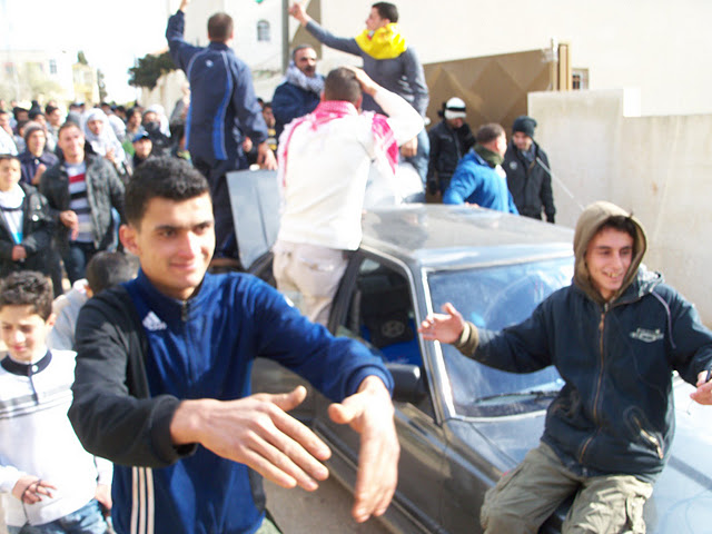 Kufr Qaddoum drives back Israeli soldiers at weekly demonstration to re-open road