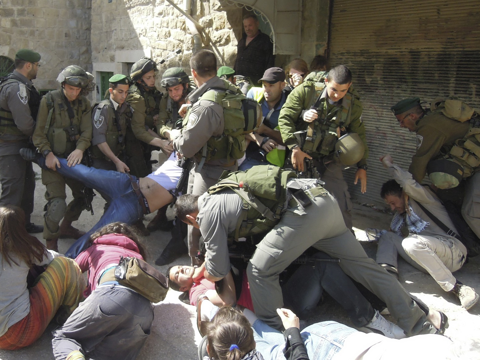 Israeli Border Police violently attack Palestinians and Intl’s in Hebron