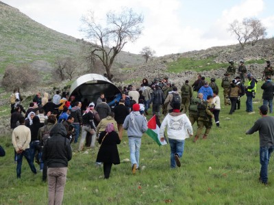 Palestinian activists undeterred by the army's presence