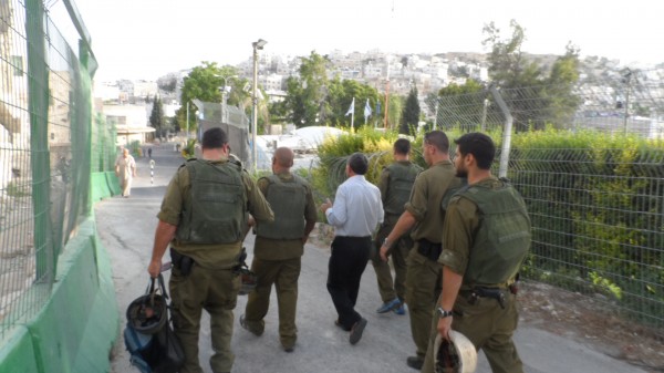 Five soldiers escort Jabari to the police van (Photo by ISM)