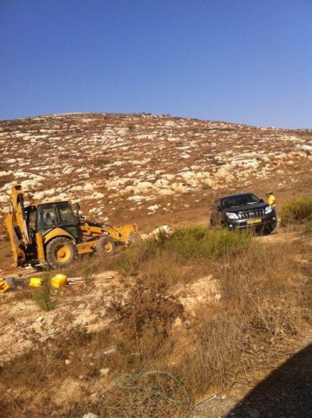 Settler bulldozer on Qaryut land (Photo by ISM)