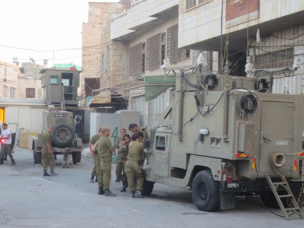 Soldiers preparing to take-over house by checkpoint 209 (Photo by ISM)