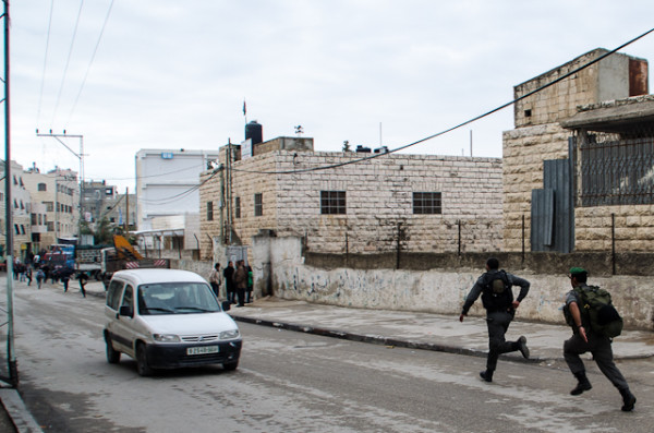 Soldiers and border police chasing schoolchildren in Hebron (photo by ISM)