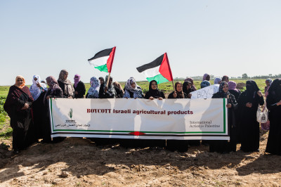 A 9 February 2012 UAWC demonstration for the boycott of Israeli agricultural products by the "buffer zone" east of Gaza City. (Photo by Desde Palestina)