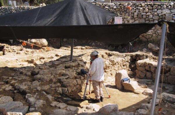 Settler archaeologists (photo by IWPS).