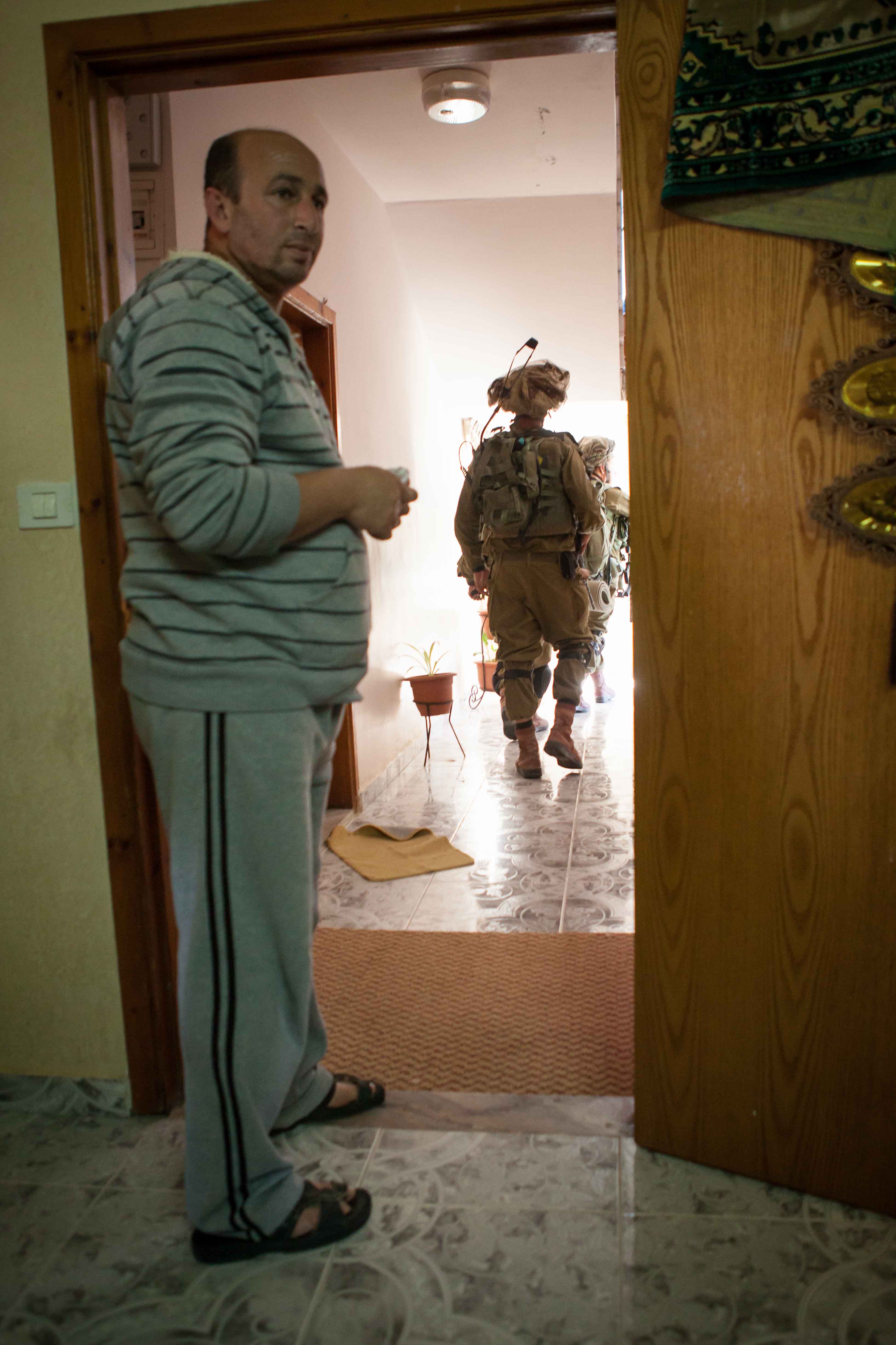 VIDEO: Israeli soldiers invade more Palestinian homes in Hebron