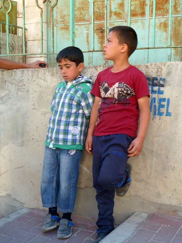 Israeli soldiers detain 7 and 10-year-old boys in Hebron