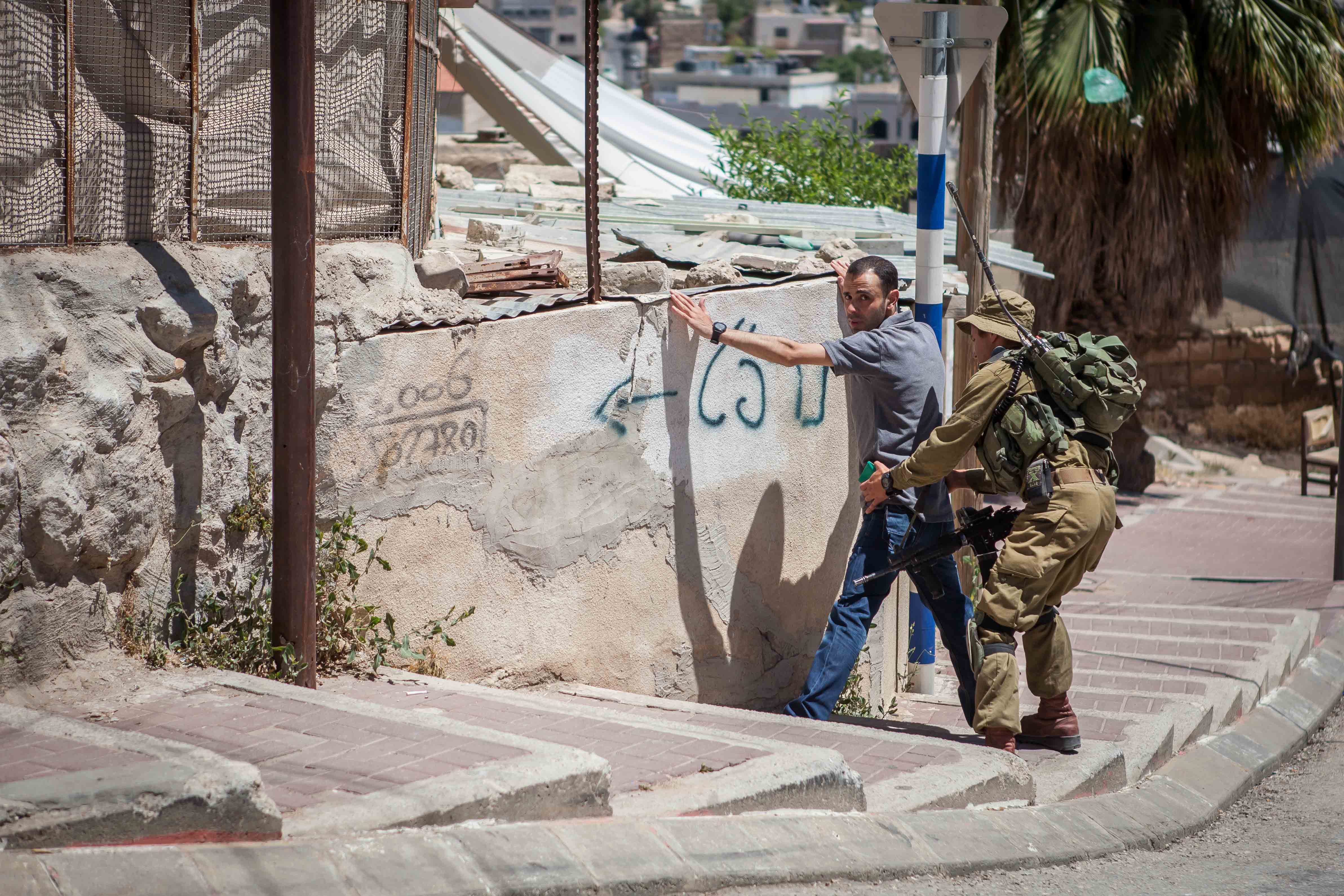 VIDEO: Israeli soldiers and settlers attack Palestinians and ISM volunteers in Hebron