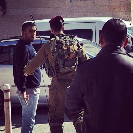 Armed settler invades schoolyard in Hebron