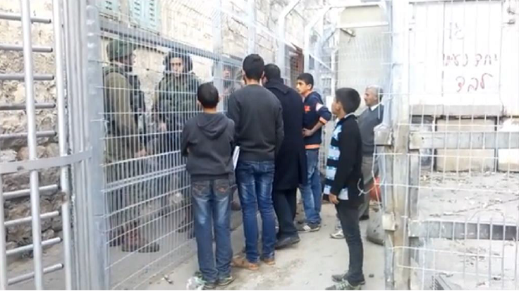 VIDEO: Israeli soldiers close key checkpoint in Hebron