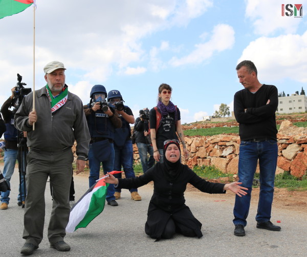 woman in road Nabi