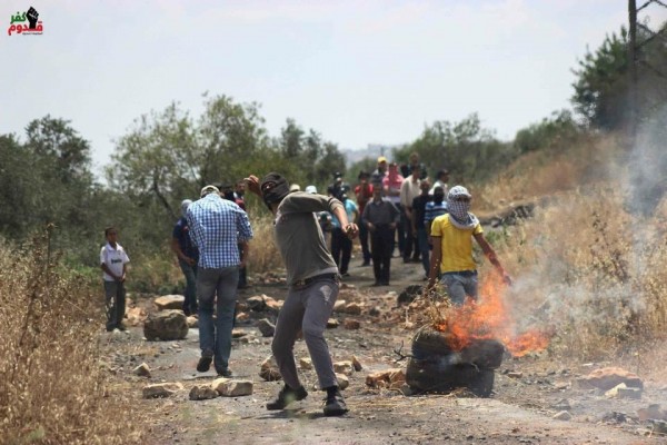 A Palestinian man throwing a stone in Kafr Qaddum