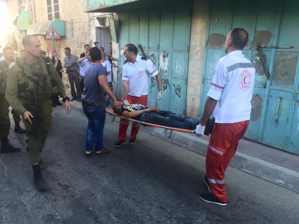 Settlers violently attack a Palestinian man on Shuhada-street