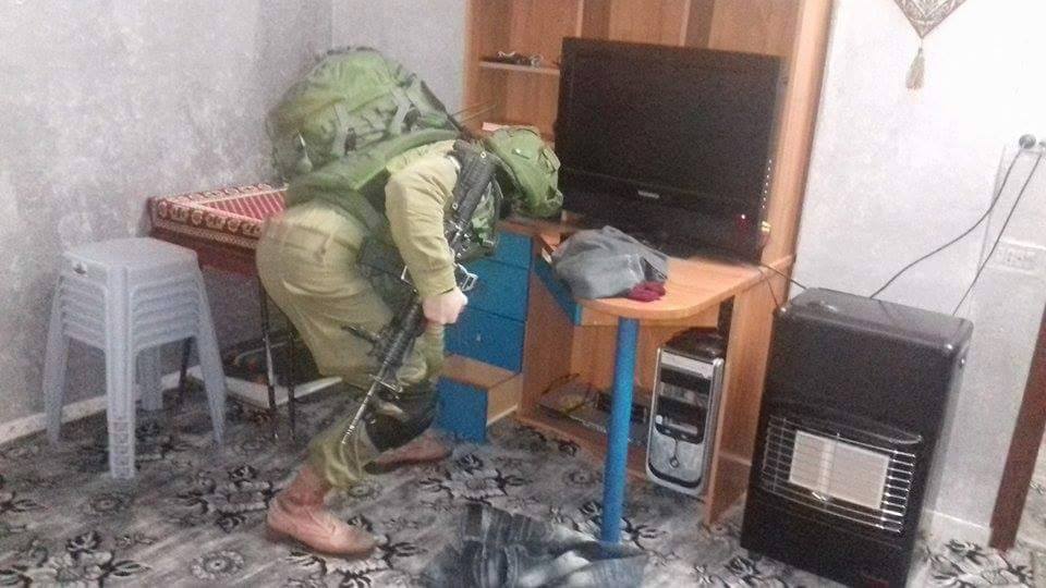 Israeli forces continue to target human rights activists during the wave of house raids in Hebron