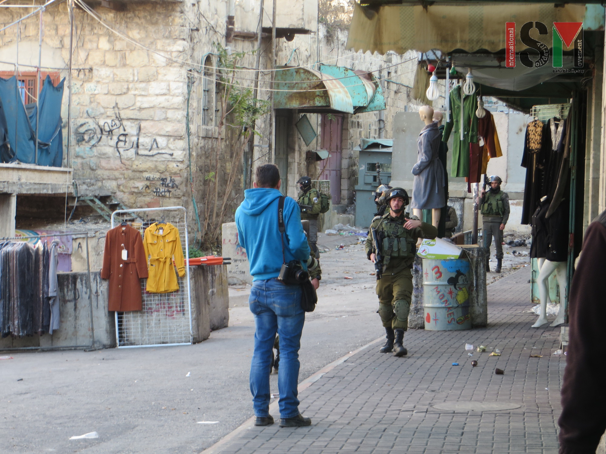 Israeli forces injure 3 Palestinians before shooting tear gas at bypassers in the market of Hebron