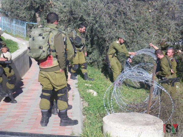 Soldiers blocked the way to the Cordoba school in al Khalil
