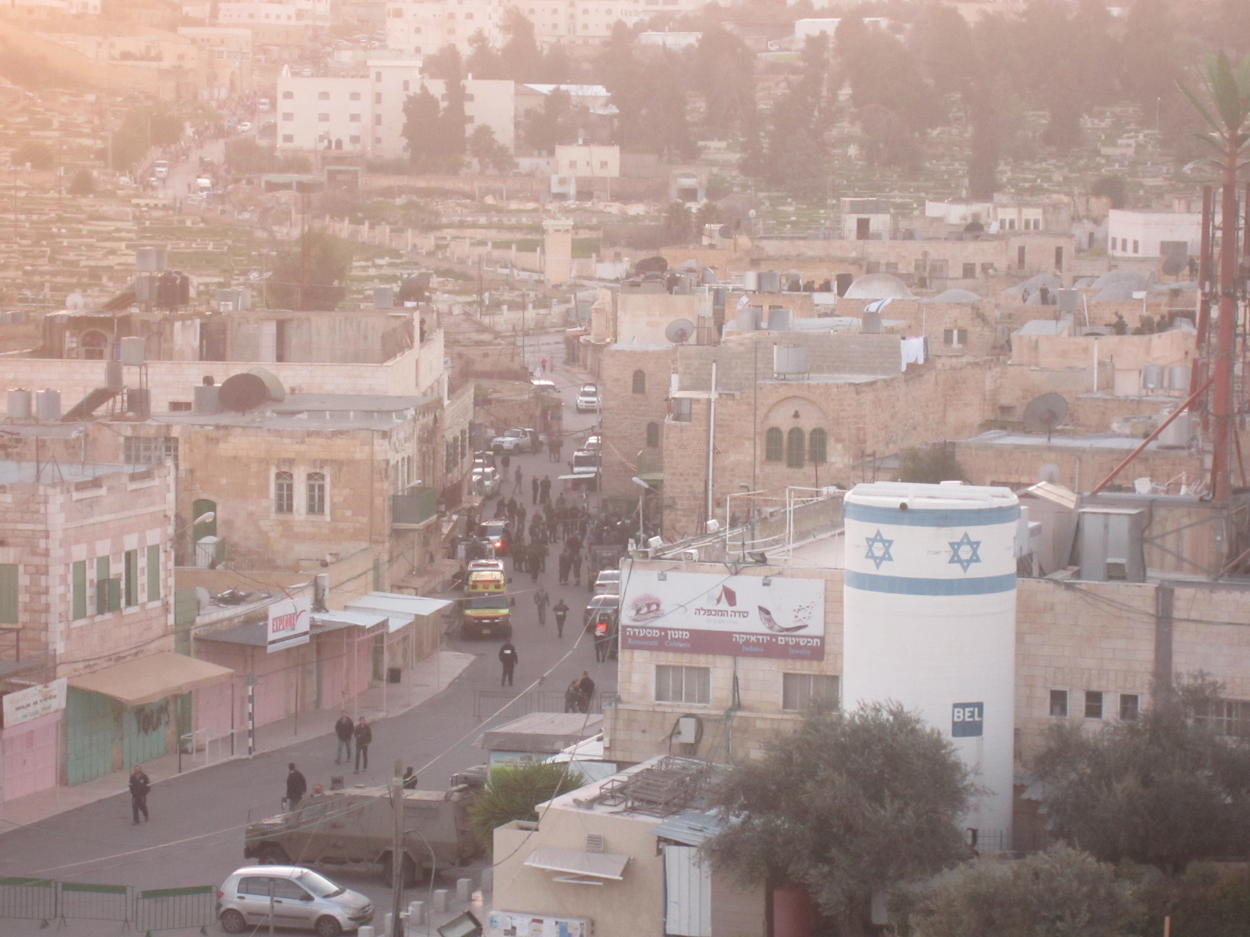 Illegal settlers violently take over two Palestinian houses near the Ibrahimi mosque in Hebron