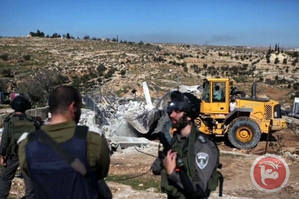 Israeli soldiers raid area with bulldozers to demolish shelters and destroy water tank.