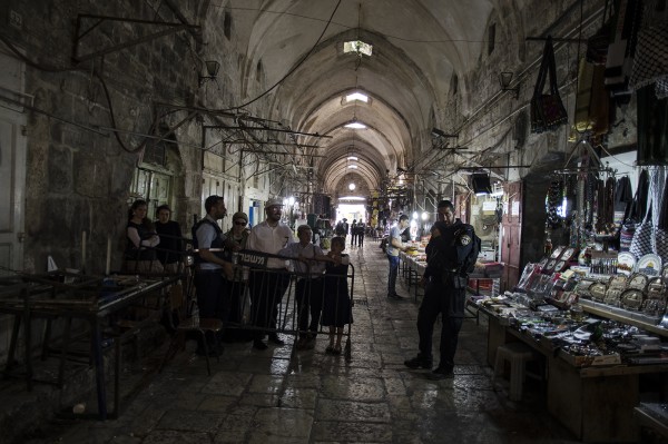 Jewish Israelis attempting but failing to get up to Al Haram al Sharif.