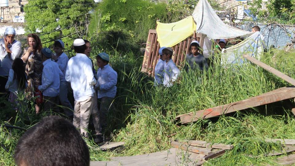 Settlers expropriate Palestinian garden as police stand by