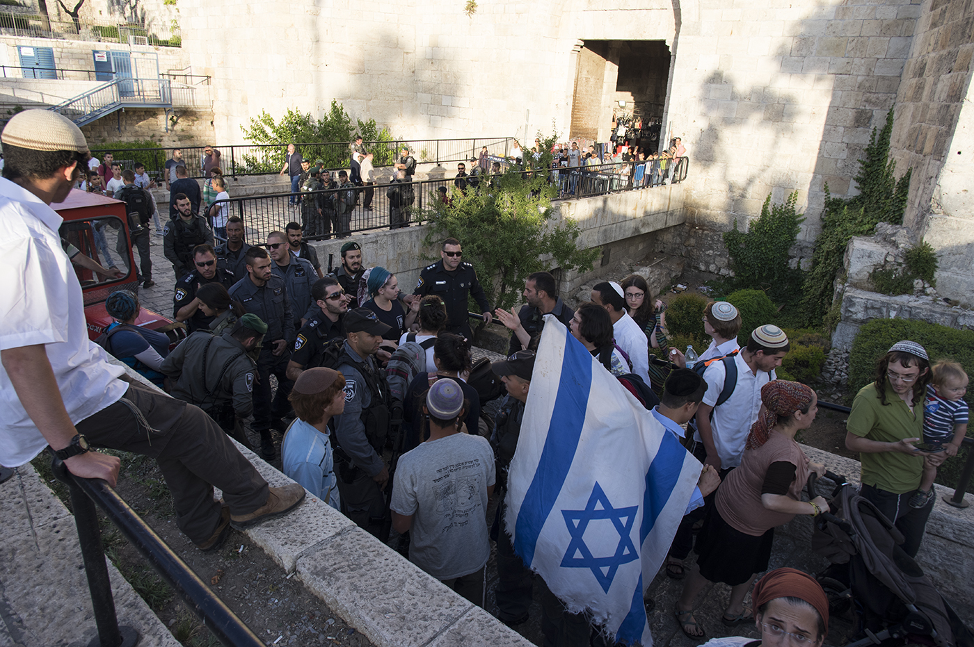 Aggressive young Israeli settlers provoke anger in Damascus gate, Jerusalem