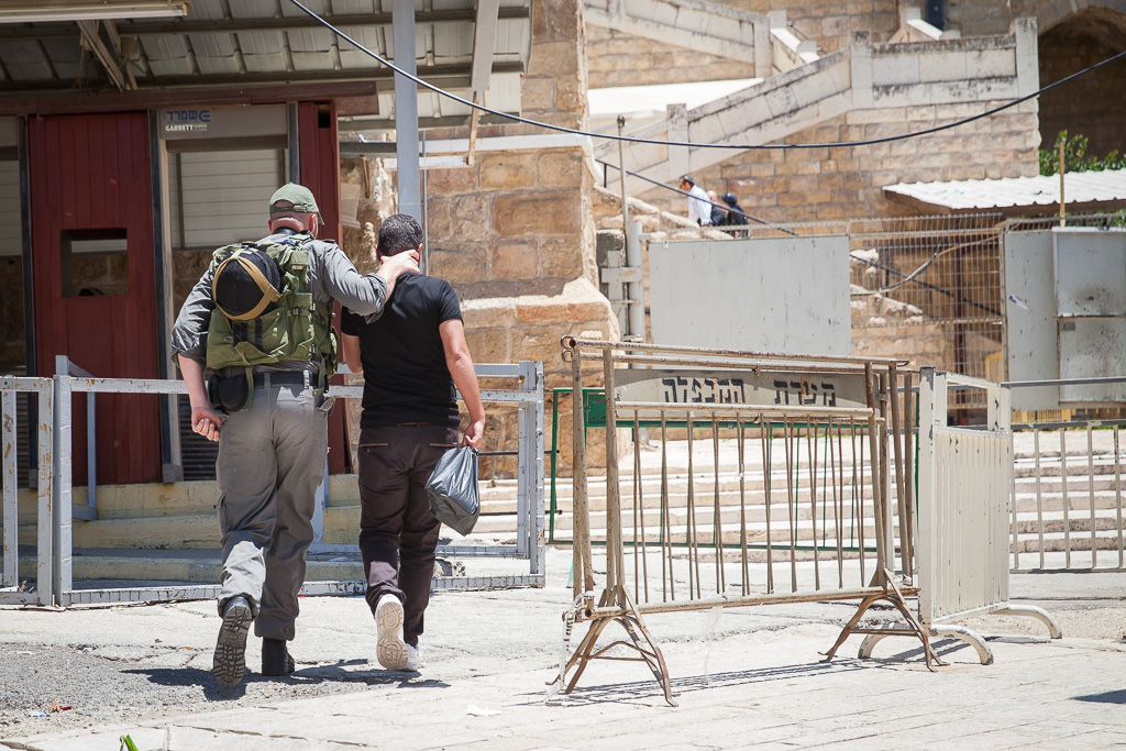 Palestinian man beaten up by Israeli forces near Ibrahimi Mosque