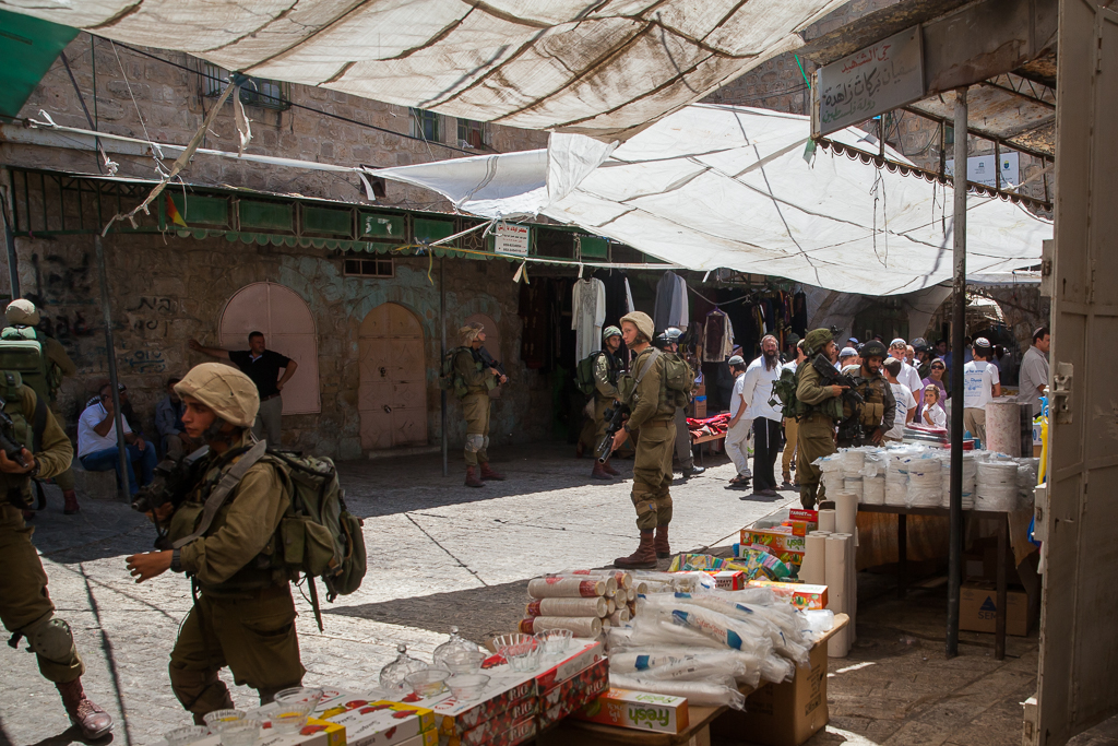 Israeli forces escort illegal settlers through al-Khalil (Hebron) old town as tensions rise