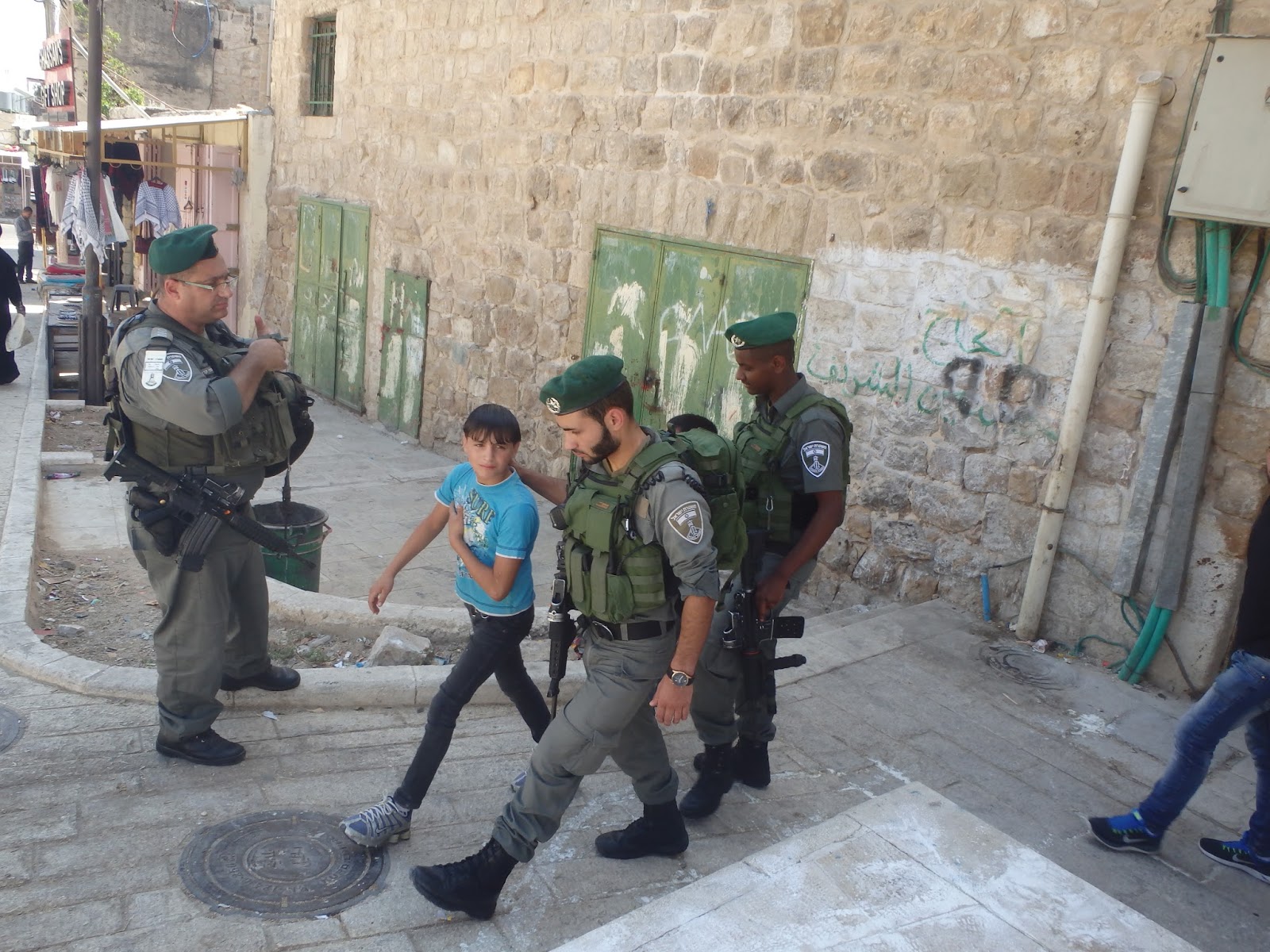 Israeli Border Police question Palestinian children